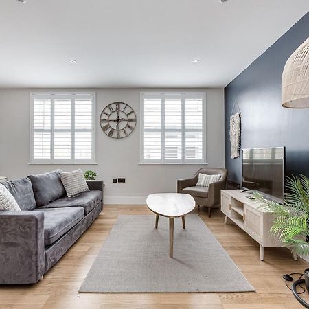 Charming 1 Bedroom Apt , Town Centre, Wifi, Free Parking By Tent Serviced Apartments Staines-upon-Thames Bagian luar foto