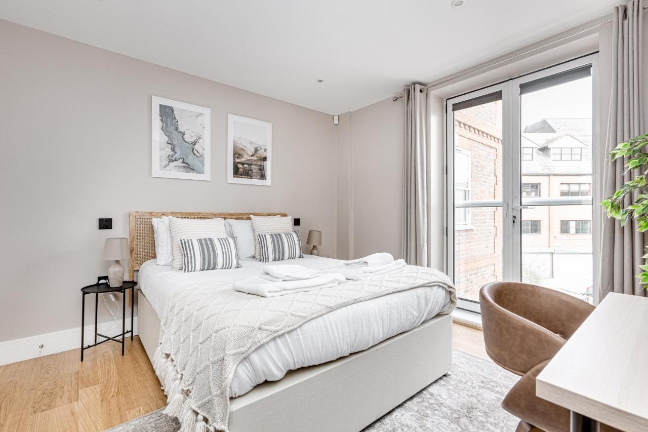 Charming 1 Bedroom Apt , Town Centre, Wifi, Free Parking By Tent Serviced Apartments Staines-upon-Thames Bagian luar foto