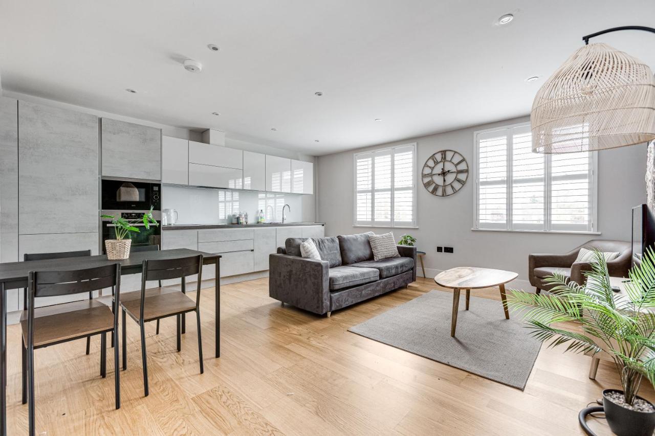 Charming 1 Bedroom Apt , Town Centre, Wifi, Free Parking By Tent Serviced Apartments Staines-upon-Thames Bagian luar foto