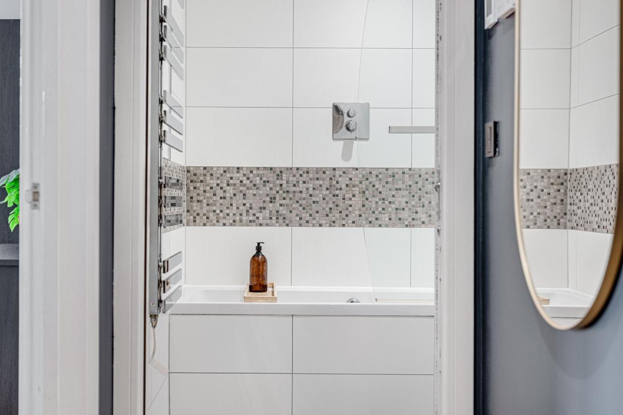 Charming 1 Bedroom Apt , Town Centre, Wifi, Free Parking By Tent Serviced Apartments Staines-upon-Thames Bagian luar foto