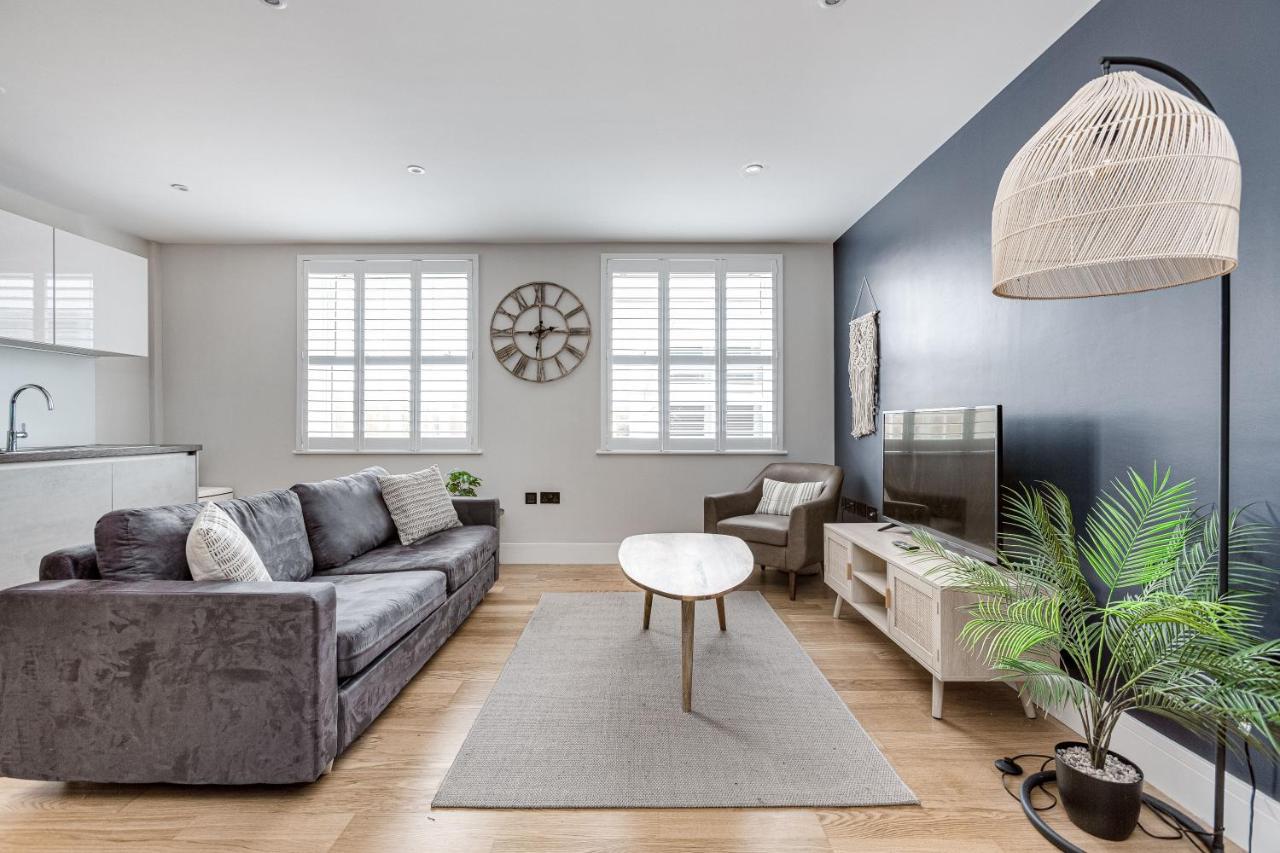 Charming 1 Bedroom Apt , Town Centre, Wifi, Free Parking By Tent Serviced Apartments Staines-upon-Thames Bagian luar foto